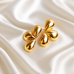 Brinco Moderno e Elegante Meia Flor Dourado Com Banho de Verniz
