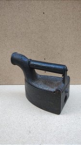 Ferro de Passar Roupa Antigo em Ferro Fundido
