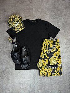 Conjunto Street Luxury – Versace + Louis Vuitton – Camiseta, Short, Boné, Relógio e Chinelo