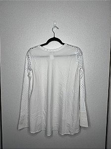 Blusa Branca Furinhos Manga Longa