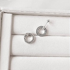 Brinco Zircônia Redonda com Círculo Cravejado e Escrita em Resina 13mm - Prata 925