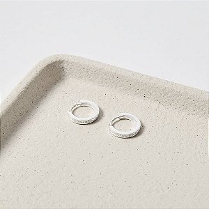 Argola Click Redonda Cravejada 13mm com Detalhe de Corações em Prata 925