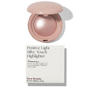 Iluminador Rare Beauty positive light silky touch - Mesmerize