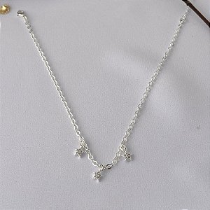 Tornozeleira em banho de prata silver com pingentes de estrelas cravejadas