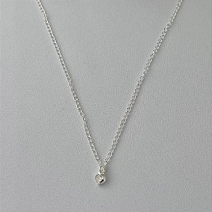 Tornozeleira em banho de prata silver com pingente de coração em zircônia