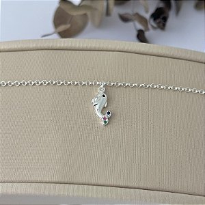 Tornozeleira em banho de prata silver com pingente de golfinho com zircônias coloridas