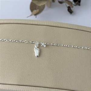 Tornozeleira em banho de prata silver com pingente de figa e ponto de luz