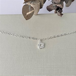 Tornozeleira em banho de prata silver com pingente de flor cravejado em zircônias