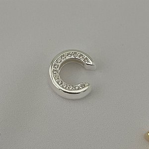 Piercing fake em banho de prata silver no formato de letra C cravejado