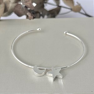 Bracelete liso com pingentes de lua e estrela em banho de prata silver