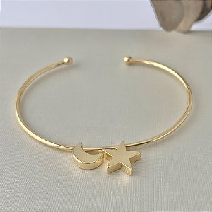 Bracelete liso com pingentes de lua e estrela em banho de ouro 18k