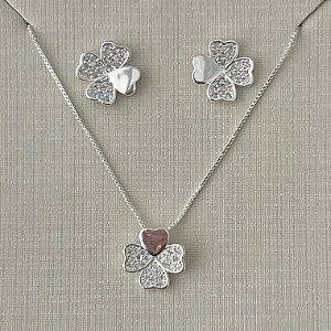 Conjunto trevo quatro folhas cravejado em banho de prata silver