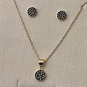 Conjunto de mini bola preta em banho de ouro 18k
