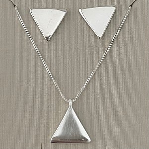 Conjunto triangulo liso em banho de prata silver