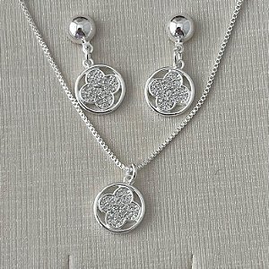 Conjunto de flor cravejado em banho de prata silver