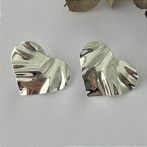 Brinco coração malhado orgânico em banho de prata silver