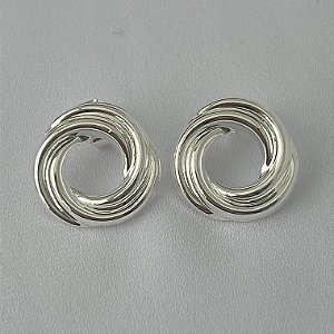 Brinco trançado vazado em banho de prata silver