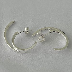 Brinco EAR HOOK LISO em banho de prata silver