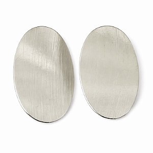 Brinco de chapa oval em banho de prata silver