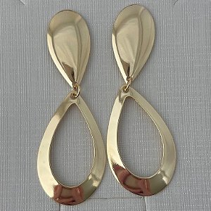 Brinco gota lisa vazada em banho de ouro 18k
