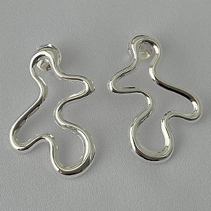 Brinco orgânico ondulado em banho de prata silver