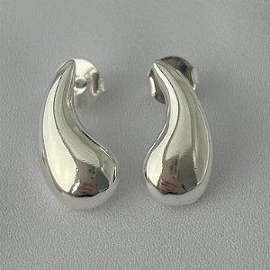 Brinco gota lisa formato lua em banho de prata silver