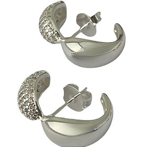 Brinco EAR HOOK meio liso meio cravejado em banho de prata silver