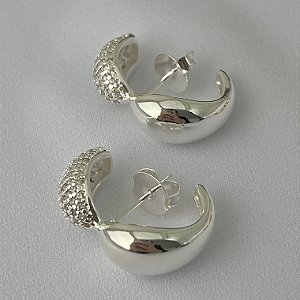 Brinco EAR HOOK meio liso meio cravejado em banho de prata silver