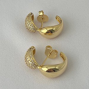 Brinco EAR HOOK meio liso meio cravejado em banho de ouro 18k