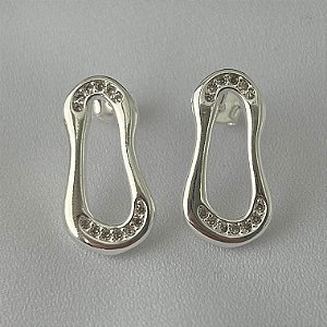 Brinco orgânico cravejado vazado em banho de prata silver