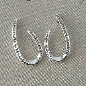 Brinco oval vazado cravejado em banho de prata silver