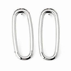 Brinco oval grande liso em banho de prata silver