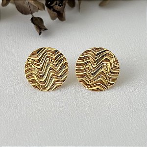 Brinco redondo texturizado em banho de ouro 18k