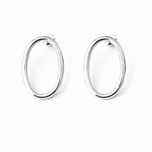 Brinco oval vazado em banho de prata silver