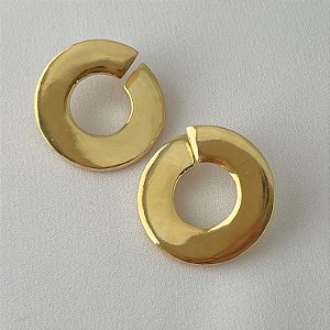 Brinco redondo vazado liso em banho de ouro 18k