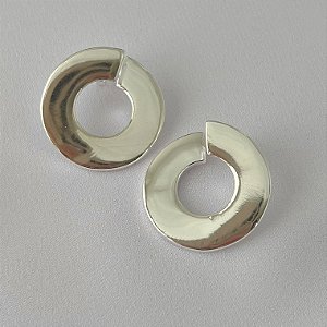 Brinco redondo vazado liso em banho de prata silver