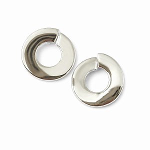 Brinco redondo vazado liso em banho de prata silver