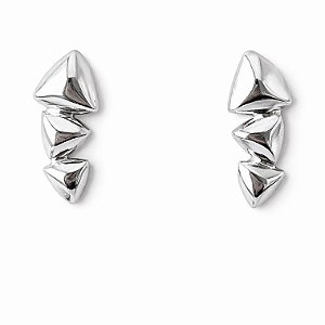 Brinco três triângulos lisos em banho de prata silver