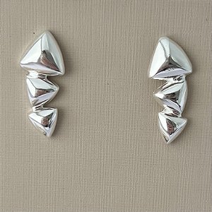 Brinco três triângulos lisos em banho de prata silver