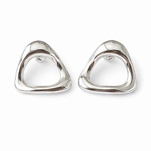 Brinco triângulo orgânico liso em banho de prata silver