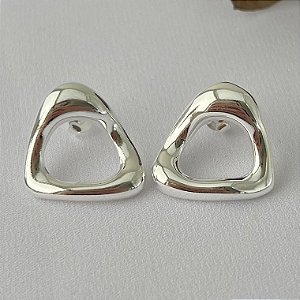 Brinco triângulo orgânico liso em banho de prata silver