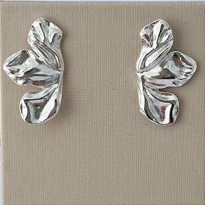 Brinco meia flor orgânica em banho de prata silver