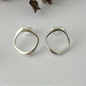 Brinco quadrado interior redondo vazado em banho de prata silver