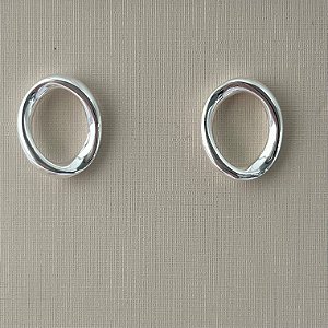 Brinco redondo vazado em banho de prata silver