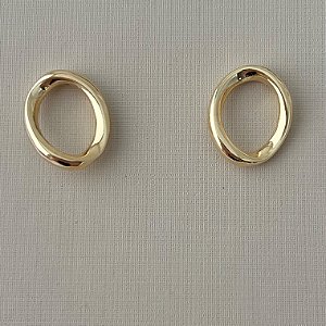 Brinco redondo vazado em banho de ouro 18k