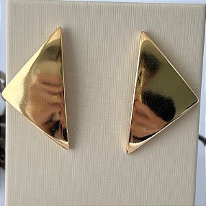 Brinco triângulo em chapa em banho de ouro 18k