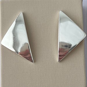 Brinco triângulo em chapa em banho de prata silver