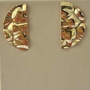 Brinco meia chapa orgânica em banho de ouro 18k