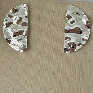 Brinco meia chapa orgânica em banho de prata silver