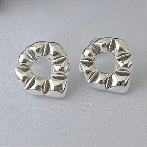 Brinco gota invertida texturizada em banho de prata silver